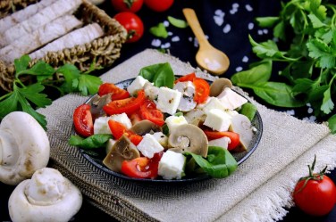 salat-s-kuricei-shampinonami-pomidorami-i-syrom_1609948178_14_max